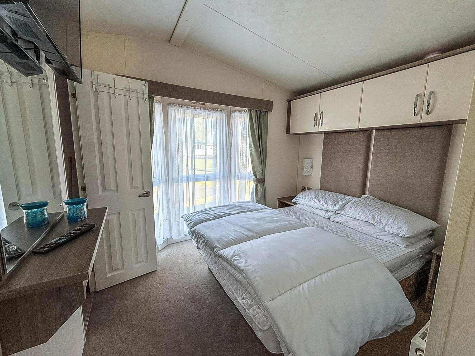Beautiful Caravan With Decking Wifi At St Osyth Beach Holiday Park Ref 28077Dw Clacton-on-Sea Exterior photo