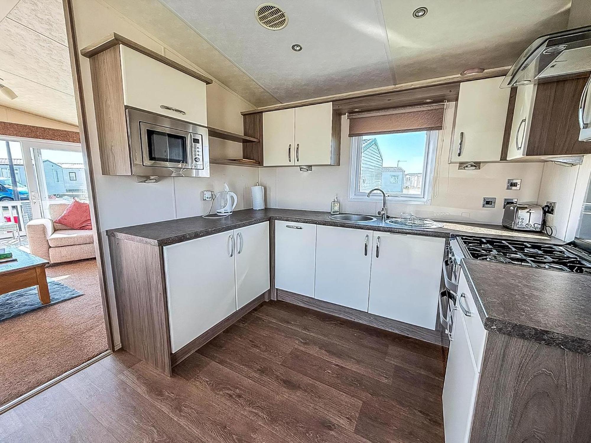 Beautiful Caravan With Decking Wifi At St Osyth Beach Holiday Park Ref 28077Dw Clacton-on-Sea Exterior photo
